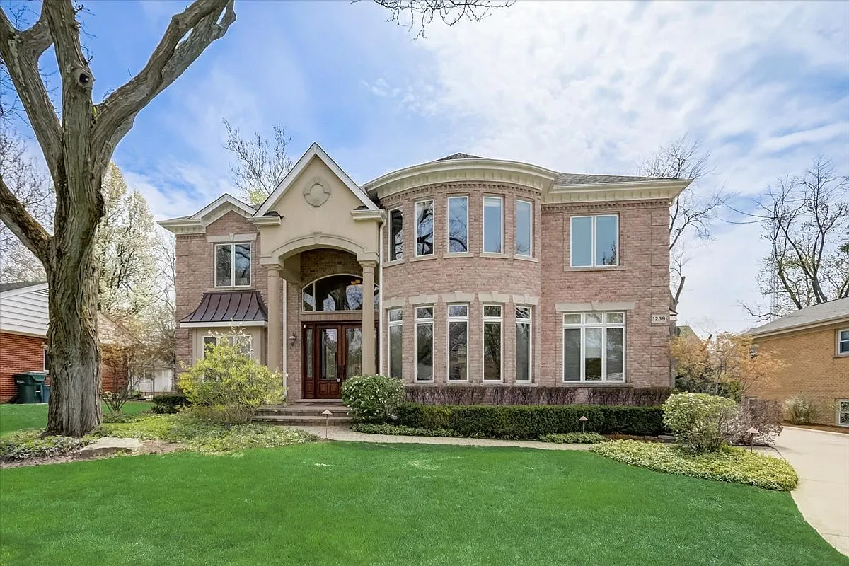 1239 Country Ln photo 1