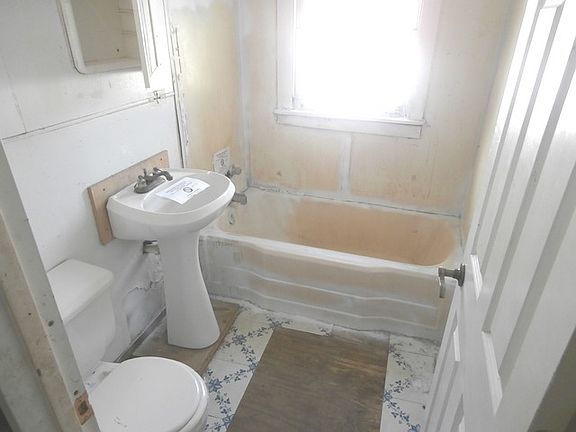 3rd image of 107 Logan Ave