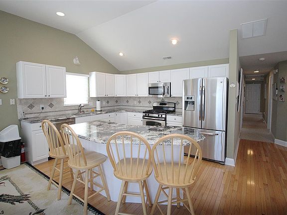 4th image of 2918 Central Ave #2