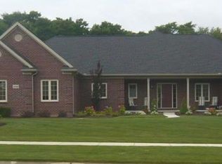 1098 Scenic Pointe Ct, Brighton, MI
