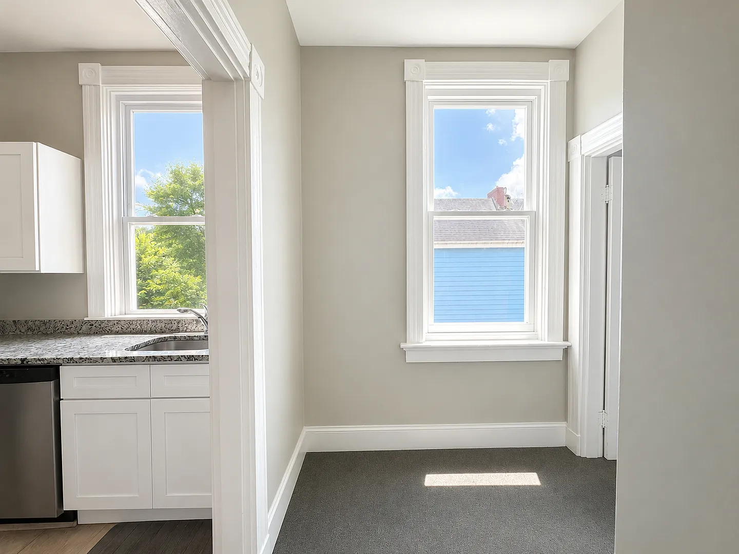 2322 Stratford Apts — Photo 3