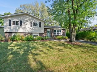 1320 Foxglade Ct, St Charles, IL