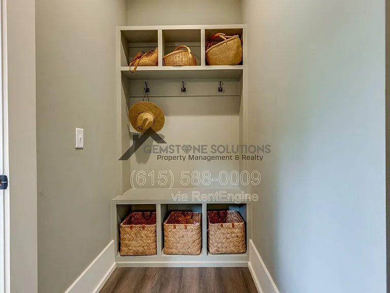 704 W End Cir — Photo 20