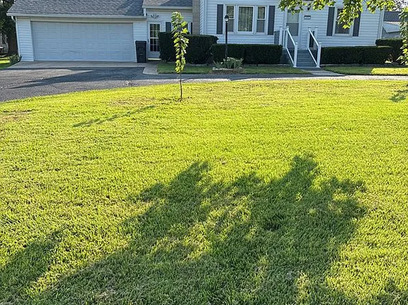 5685 Humbert Rd, Godfrey, IL 62035