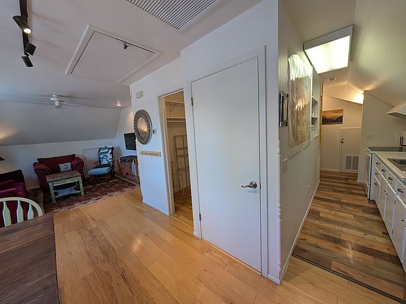 4th image of 796 Great West Ave