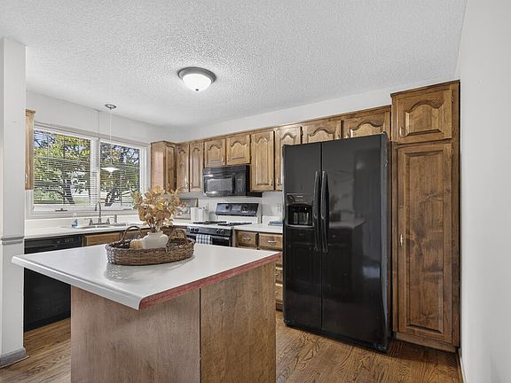 5th image of 680 Thompson Dr