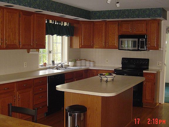 Kitchen w/ newer appliances