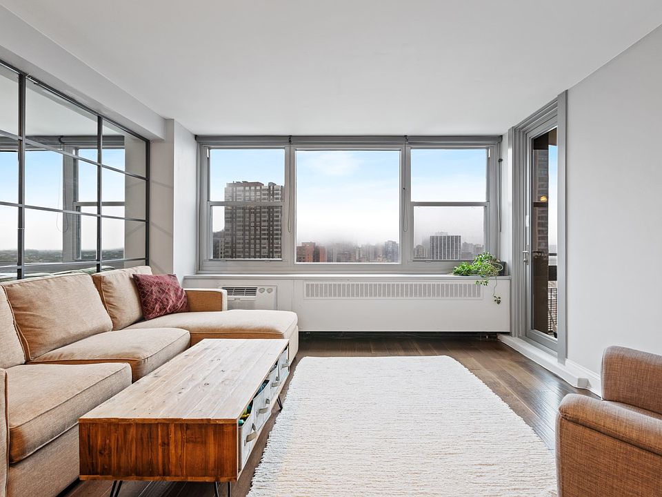 1st image of 555 W Cornelia Ave APT 1702