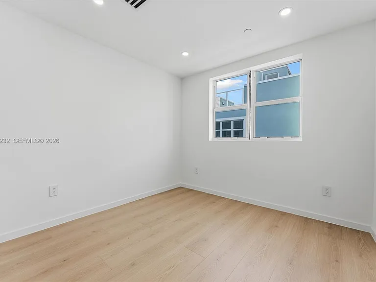 824 SE 12th Ct #850 — Photo 16