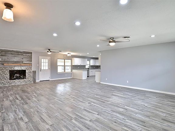 4th image of 4025 Wilshire Dr