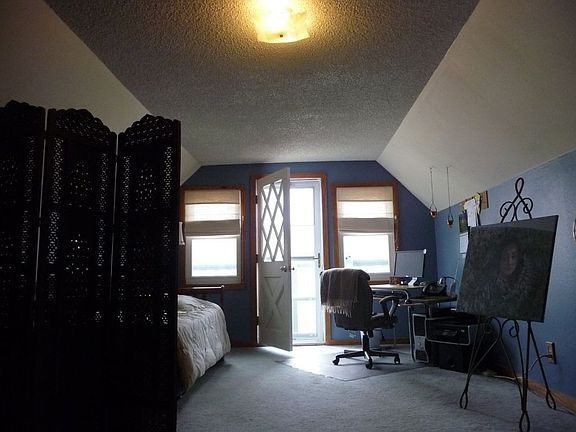 Studio/upstairs bed