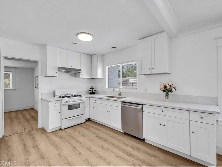 820 S Van Ness Ave — Photo 6