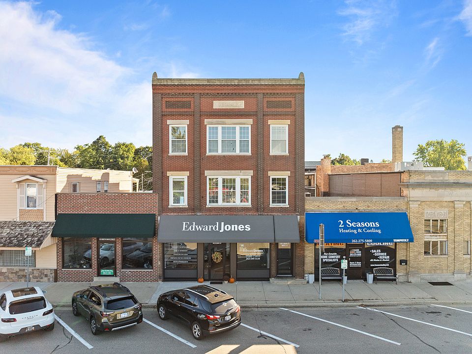 Street view of building - downtown Walworth