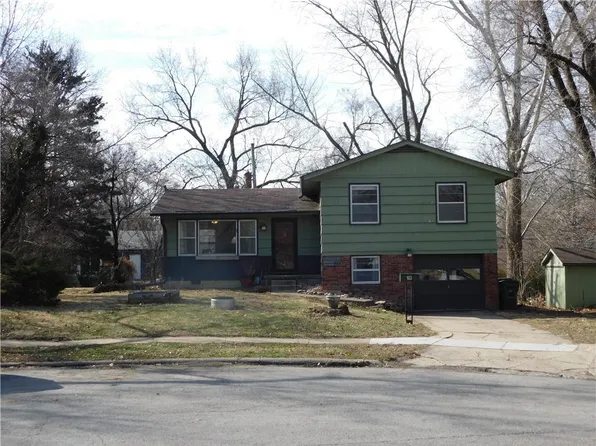 613 Seabrook Pl, Lawrence, KS 66046