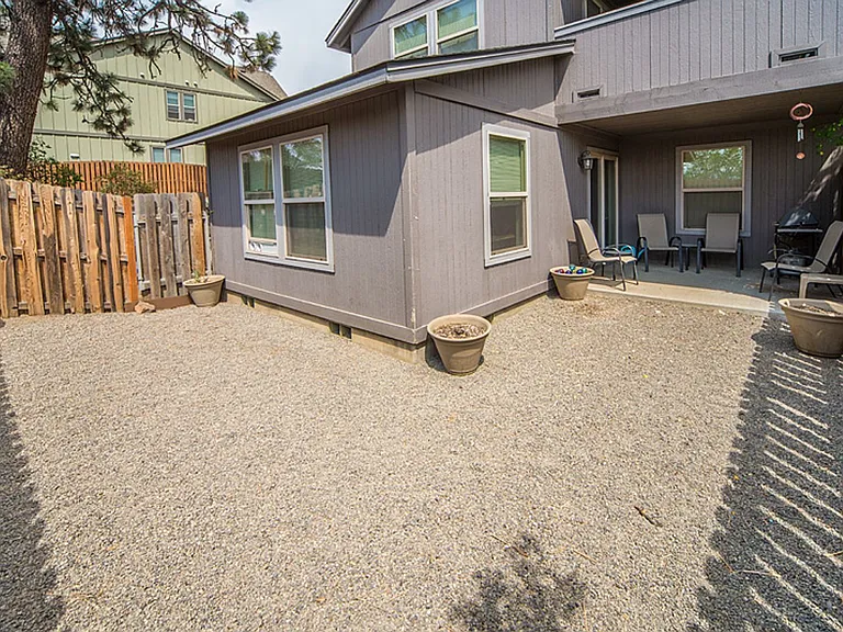 139 SE Heyburn St #3 — Photo 12