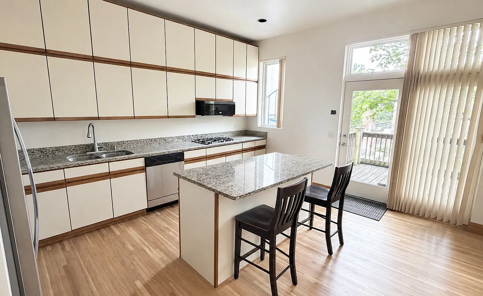 3 bed, 2.5 bath, 1500 sqft, $6,000 — Photo 4