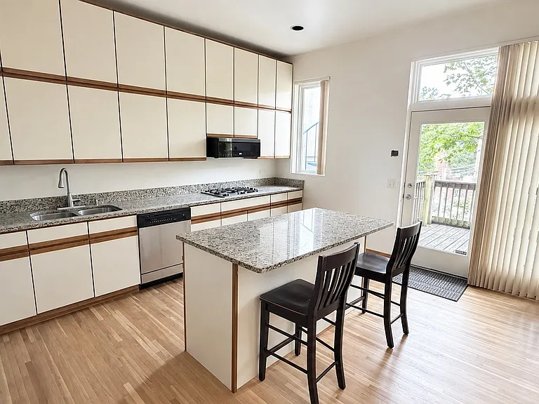 534 W Dickens Ave #2 — Photo 2