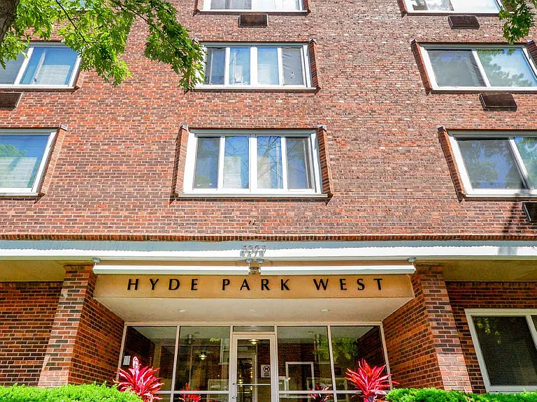 Hyde Park West Apartments & Townhomes — Photo 12