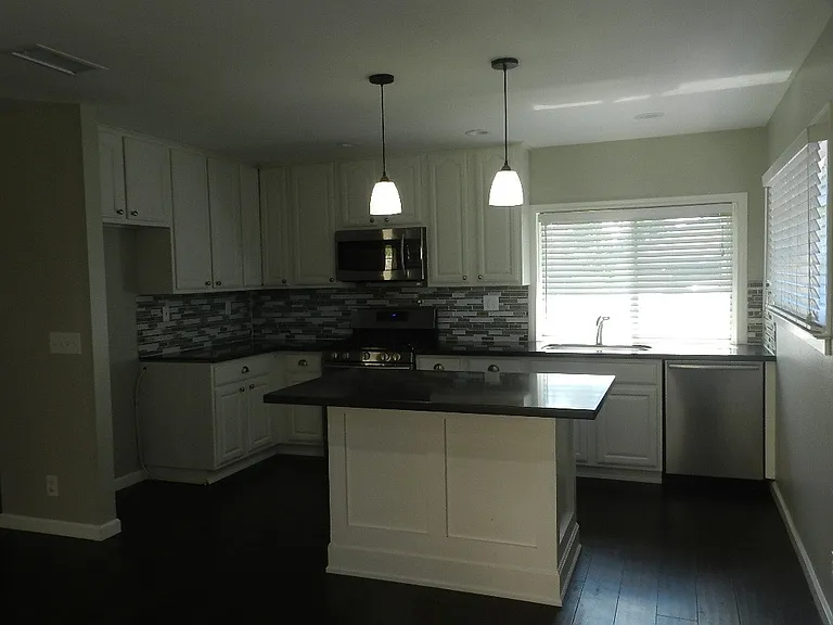 25261 Arcadian Ave — Photo 9