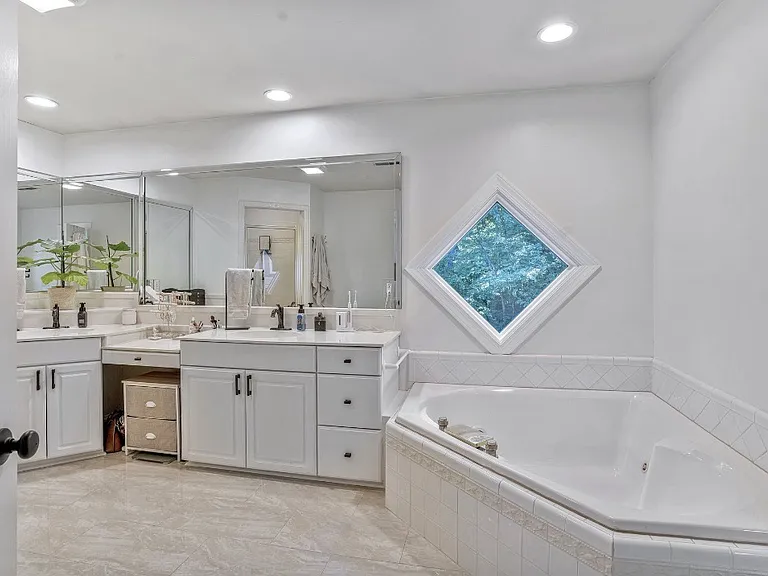7030 Willowick Dr — Photo 7