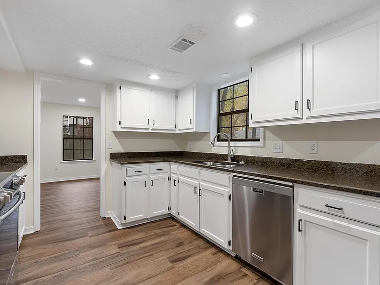 10 Woodbridge Dr — Photo 6