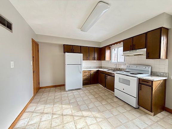 2nd image of 1075 W Main St #1075