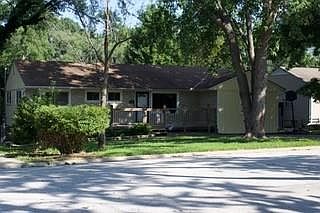 3rd image of 1402 SW Peggy Cir