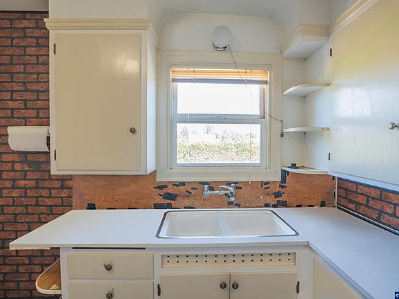 5th image of 265 E Isabella St