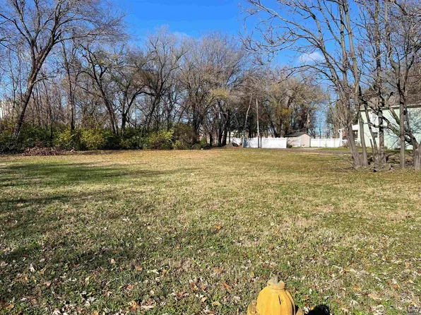 908 SE 10th Ave, Topeka, KS 66607