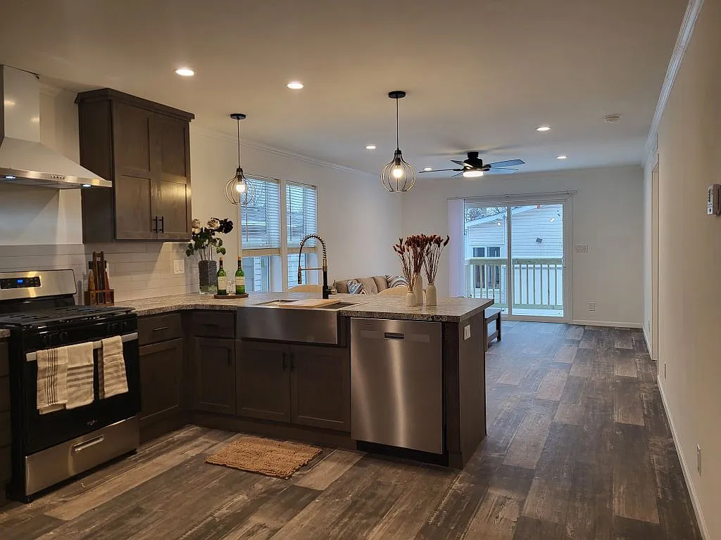 2 bed, 2.0 bath, 1095 sqft, $1,850 — Photo 2
