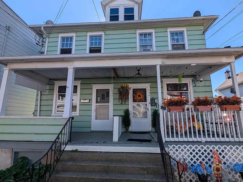 594 Fellows Ave #1