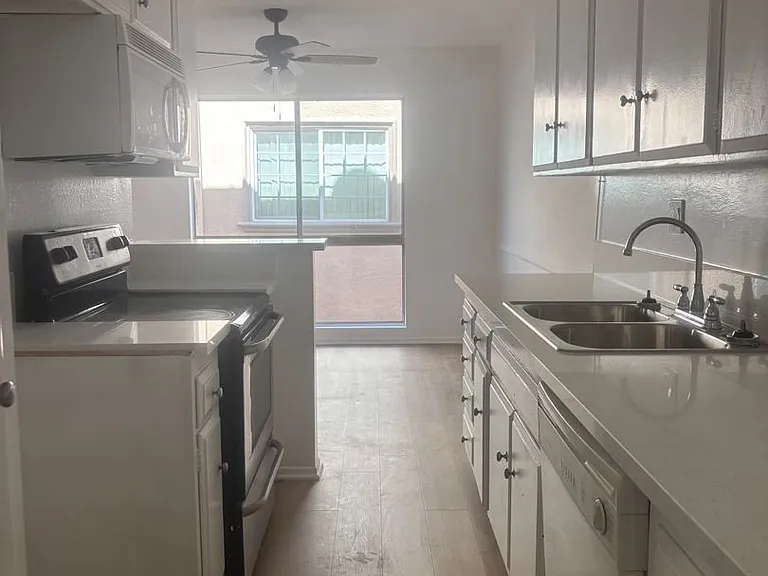 079 - 1306 N Columbus — Photo 1