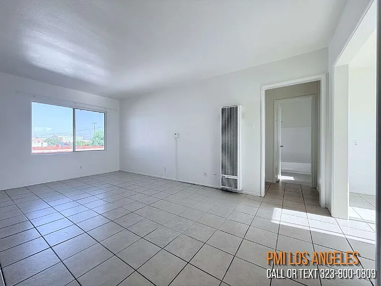943 W 68th St — Photo 5