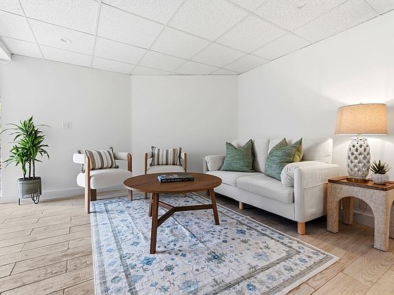 4th image of 6 Mount Locust Pl #2