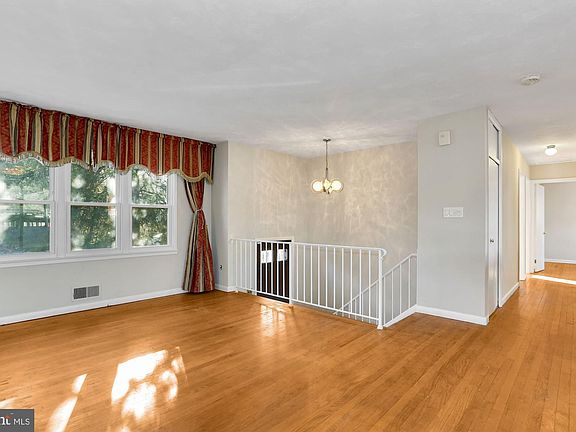 4th image of 2032 Greenwich St