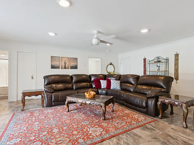 111 Thompson Cv — Photo 2