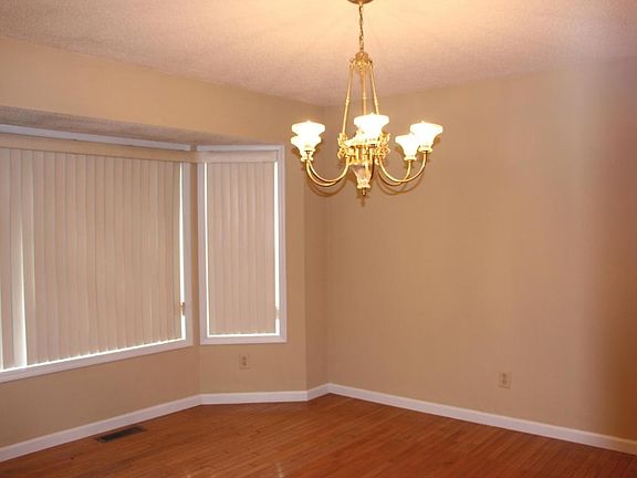 5th image of 57 Tulip Dr