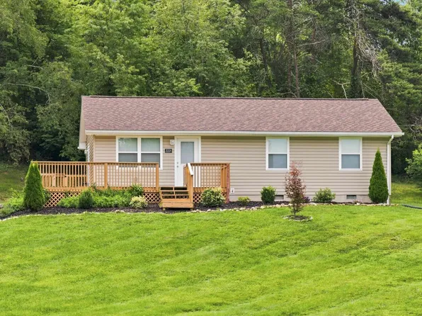 2221 Poff Ct, Christiansburg, VA 24073