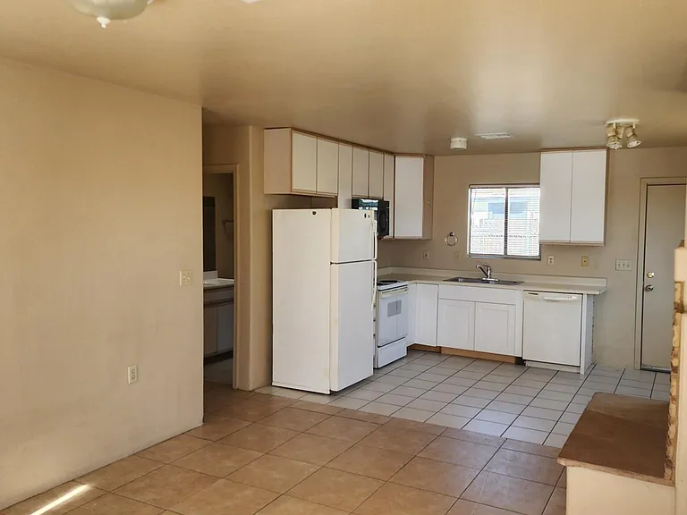 1255 N Bryant Ave — Photo 3