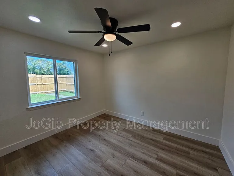 1727 R Ave — Photo 15