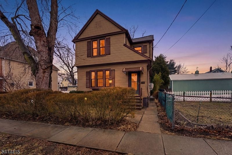 1st image of 608 Meadow St