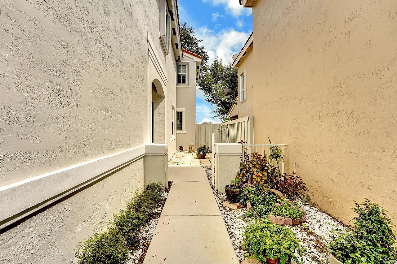 5 bed, 2188 sqft, $4,995 — Photo 2