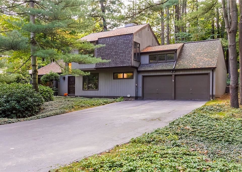 1st image of 7 Pine Cone Dr