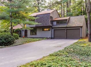 7 Pine Cone Dr, Pittsford, NY 14534
