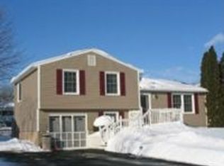 5721 Dalton Dr, Farmington, NY 14425