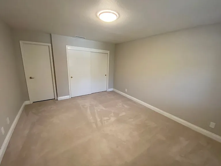 2545 Winsford Ln — Photo 25