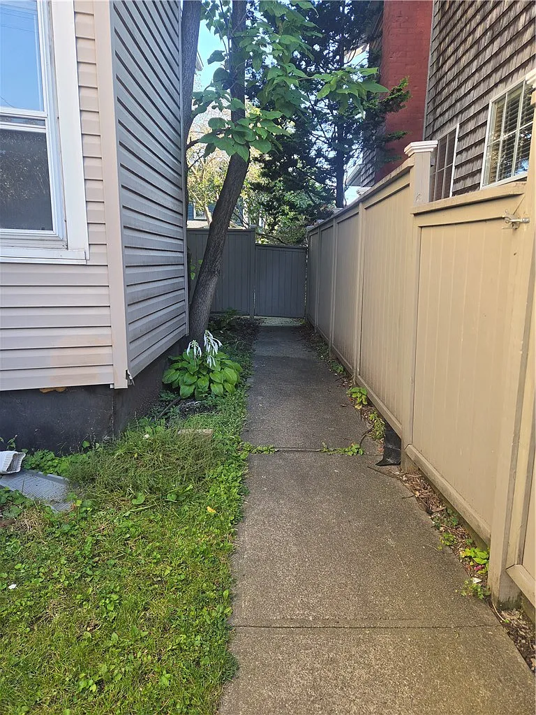 1 bed, 1.0 bath, 989 sqft, $1,250 — Photo 3