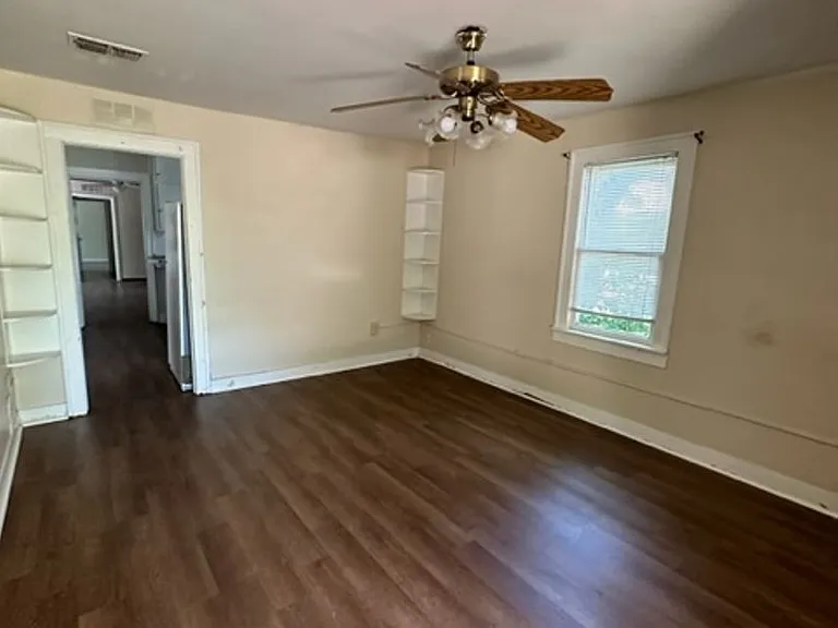 934 Ballinger St — Photo 3