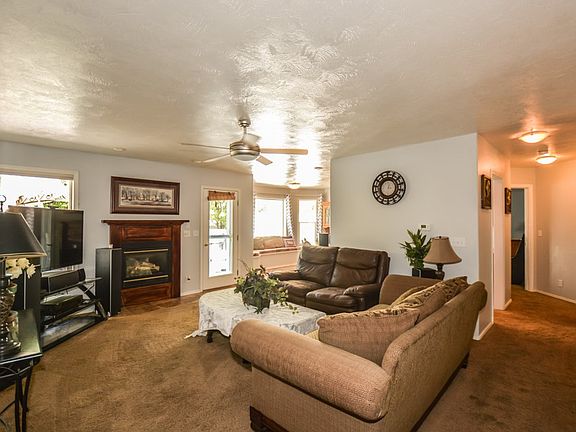 5th image of 390 La Costa Dr