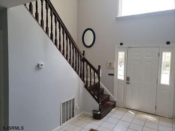 3rd image of 402 Vine Ave
